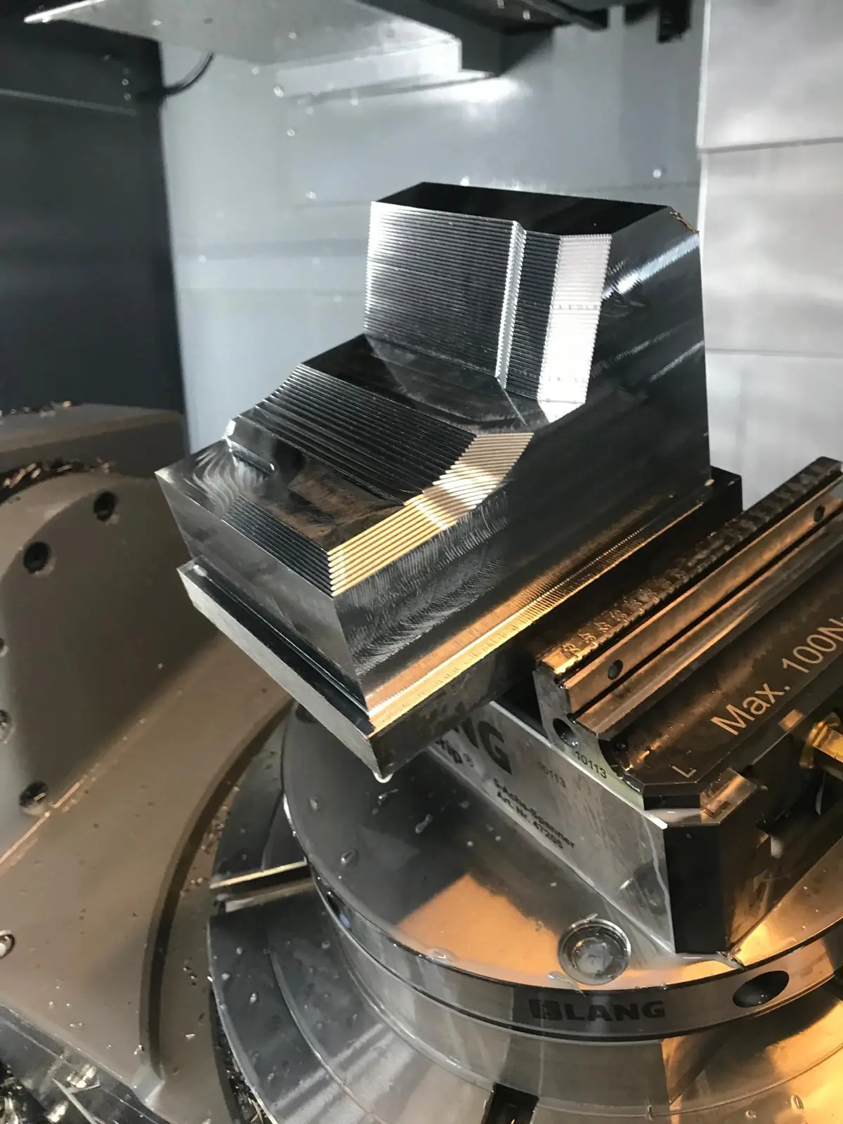 Bauteil bei 5-Achs Bearbeitung – Detailaufnahme der CNC-Bearbeitung bei SR-Zerspanung