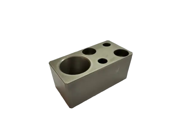 Zentrierblock – CNC-gefrästes Bauteil aus Stahl, gefertigt von SR-Zerspanung in Stamsried